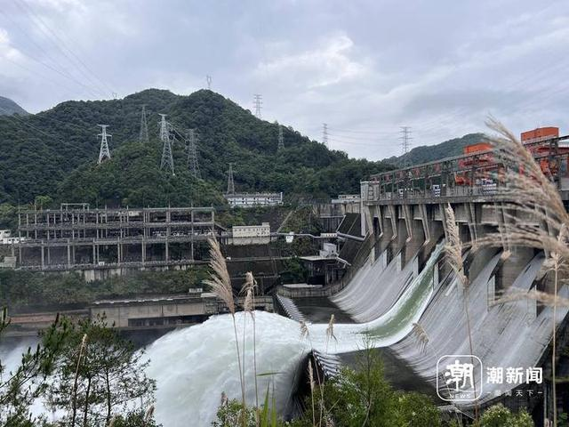 現(xiàn)場(chǎng)直擊新安江水庫(kù)開(kāi)閘泄洪：江邊拉起警戒線(xiàn)城區(qū)生活有序